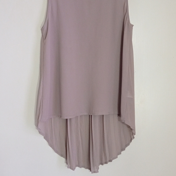 Lulu's sleeveless high low pleated blouse women's size medium - Picture 2 of 8